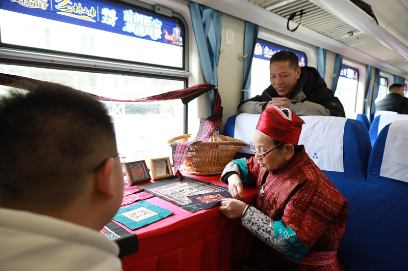 “村火车”热热闹闹赶大集赏非遗。