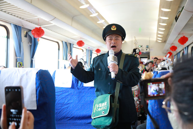 “村火车”热热闹闹赶大集赏非遗。