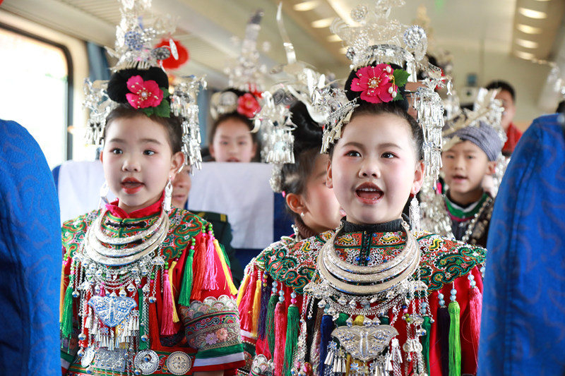 “村火车”热热闹闹赶大集赏非遗。