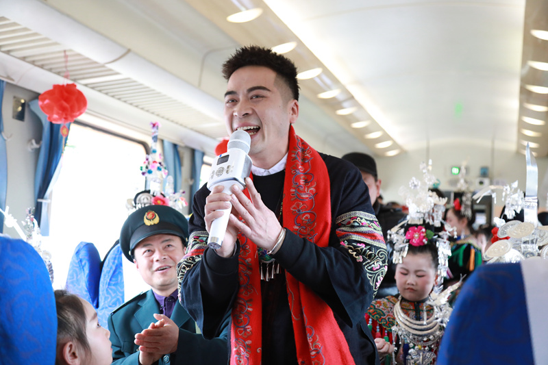 “村火车”热热闹闹赶大集赏非遗。