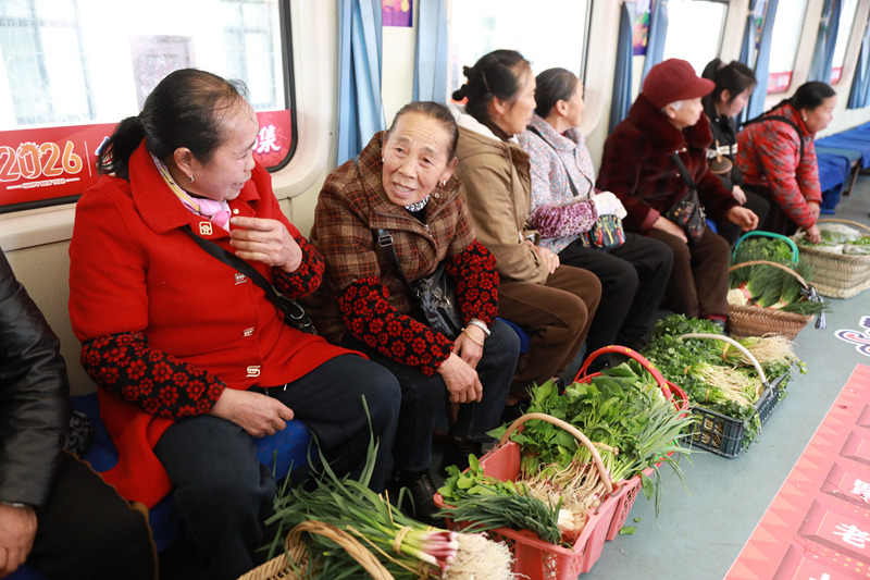 “村火车”热热闹闹赶大集赏非遗。