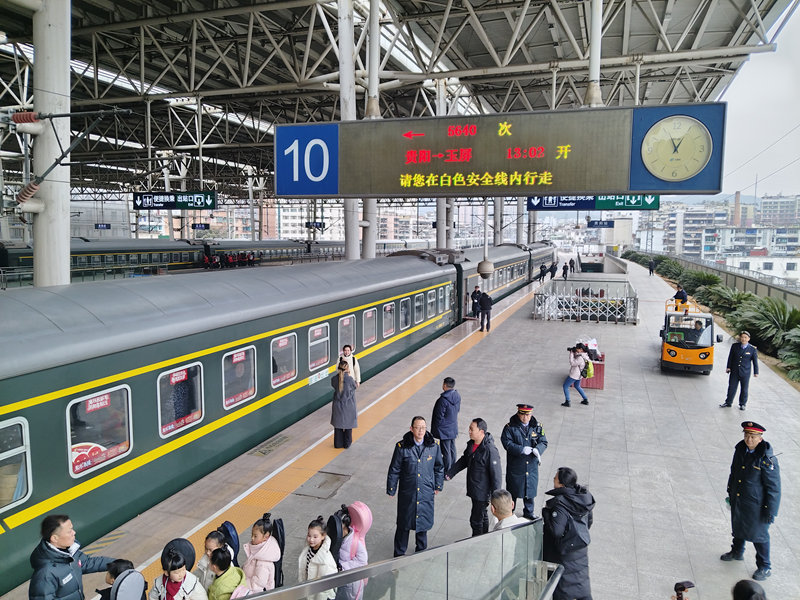 “村火车”热热闹闹赶大集赏非遗。