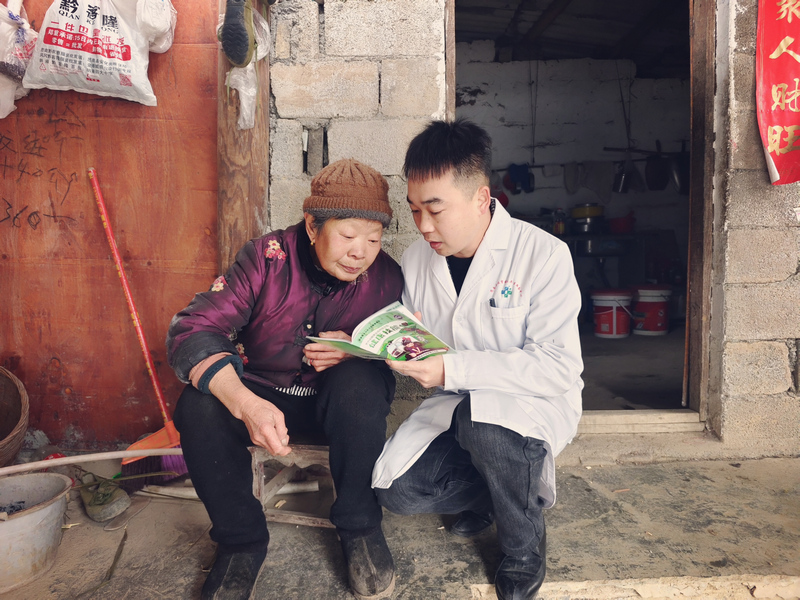 思南县教育园区卫生服务中心家庭医生为群众普及健康知识。