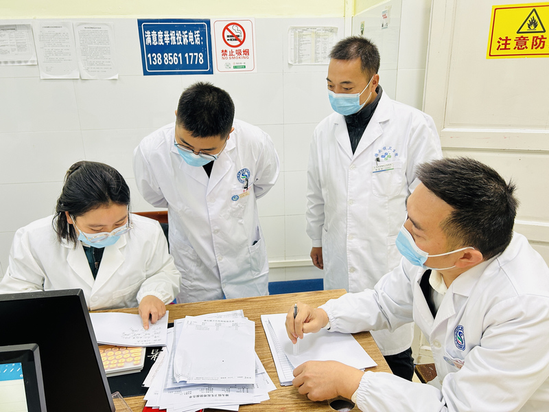 思南县县民族中医院副院长王宏到塘头镇卫生院开展业务指导。