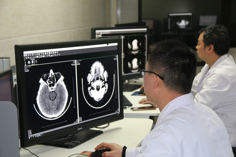 思南县人民医院影像科医生阅片。