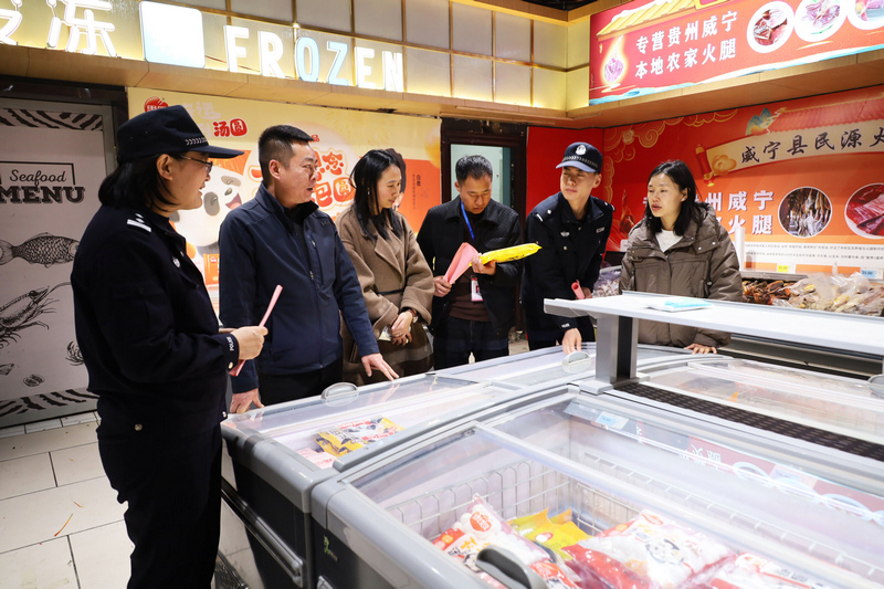 工作人員在野肆優選超市檢查食品安全。