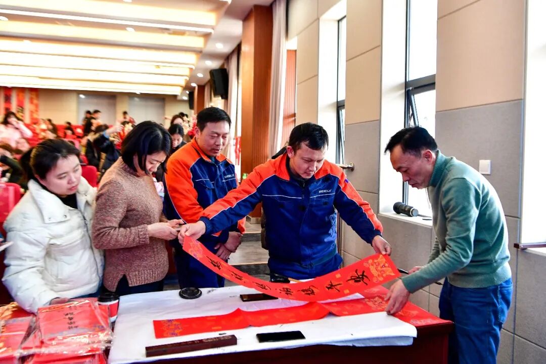 书法老师为职工们书写春联。