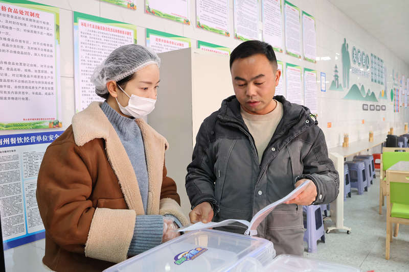 2025年166件提案办复率、委员满意率均为100%。