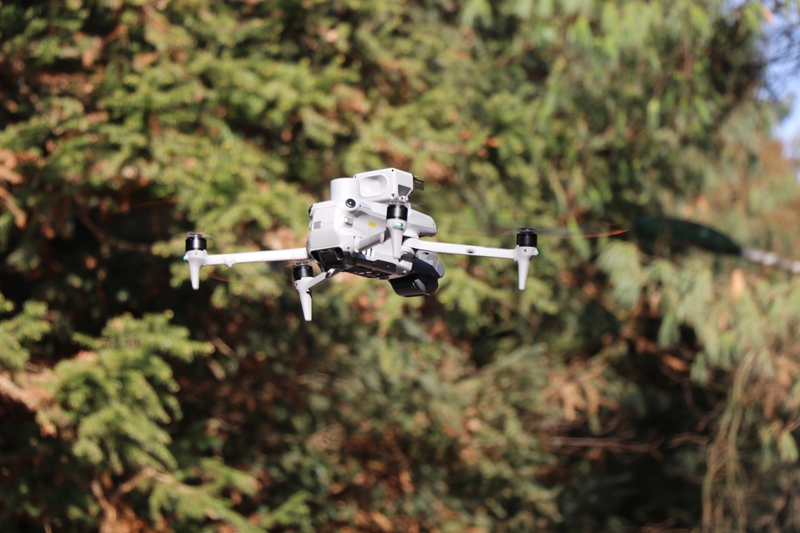 七星关区阳山公园 工作人员正在操控无人机 范俊岑 摄6.JPG