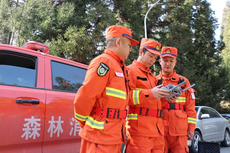 七星关区阳山公园 工作人员正在操控无人机 范俊岑 摄4.JPG