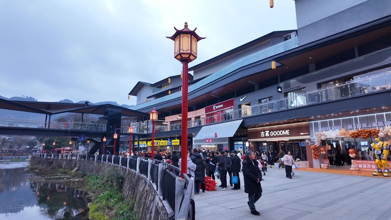 闹热的长安里集市。 黄源汇 摄.JPG