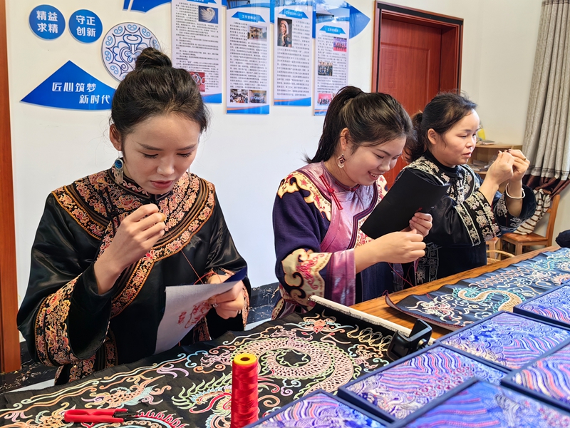 绣娘围坐一起赶订单 (2).jpg