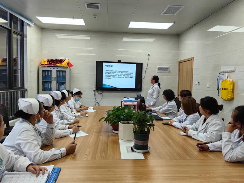 董雲在思南縣人民醫院婦科開展單孔腹腔鏡技術培訓（陳敏  攝）.jpg