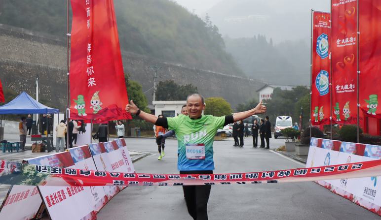 用奋进的脚步传承红色基因！2026桐梓迎新春“村跑”开跑