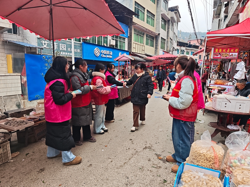 松桃甘龙镇组织返乡大学生开展系列志愿服务活动。