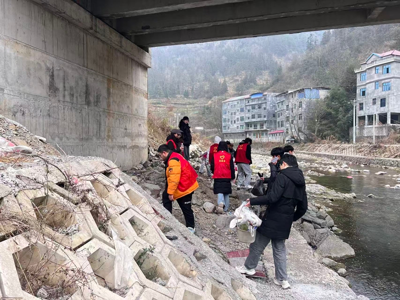 松桃甘龙镇组织返乡大学生开展系列志愿服务活动。