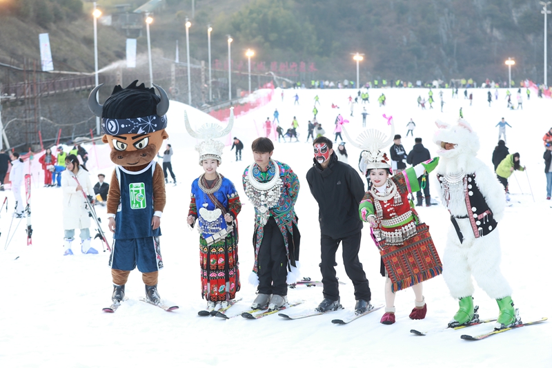 村潮出圈 黔东南“村”字号文旅天团闯雪场 冬趣不止 (5).JPG