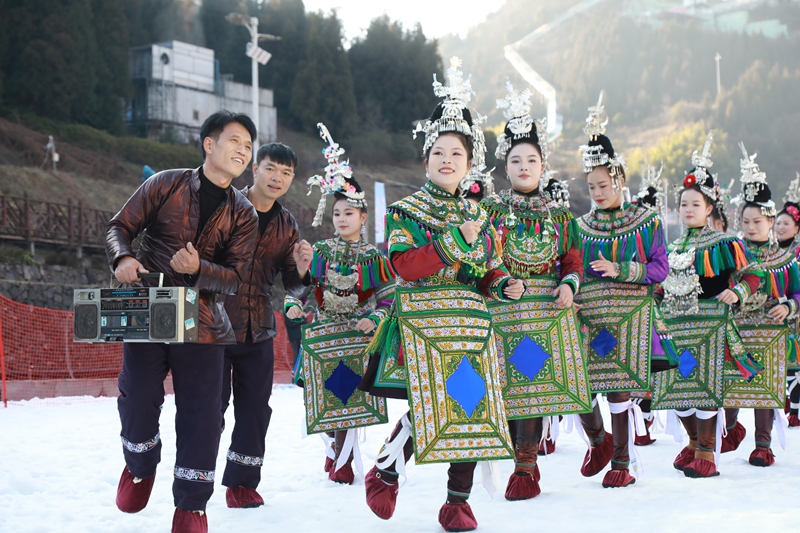 村潮出圈，黔东南“村”字号文旅天团闯雪场，冬趣不止。