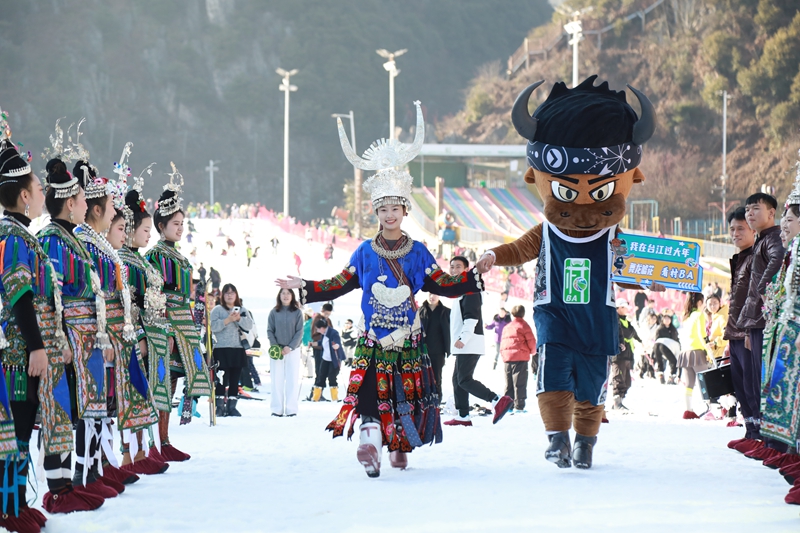 村潮出圈，黔东南“村”字号文旅天团闯雪场，冬趣不止。