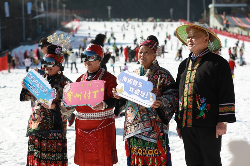 村潮出圈，黔东南“村”字号文旅天团闯雪场，冬趣不止。