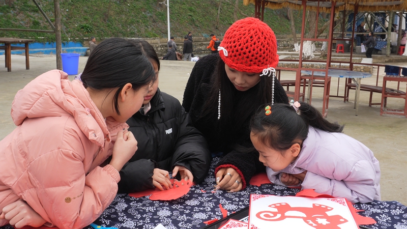 游客體驗剪紙項目。