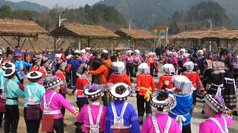 少數民族群眾載歌載舞。