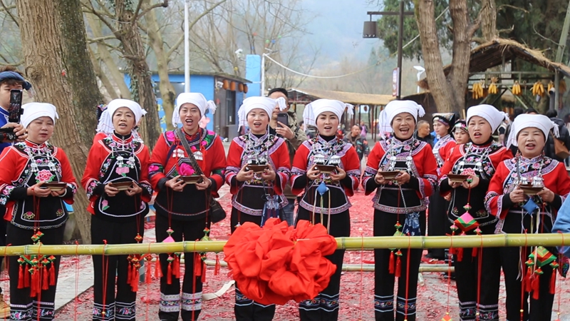 少數民族群眾歡唱敬酒歌。