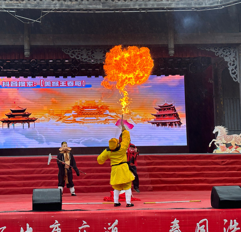 绝技惊艳！杂技《大圣送福》助阵土城 “村晚”。