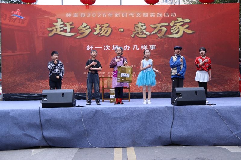 文化趕場送春聯走進赫章縣野馬川 王龍虎 攝 (2)