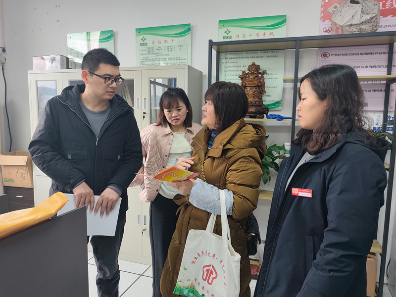 施秉县政策服务小组深入县内重点企业开展宣传走访。