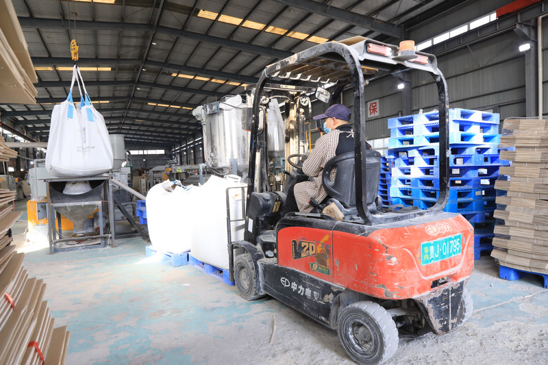 工人正在車間運送原料。