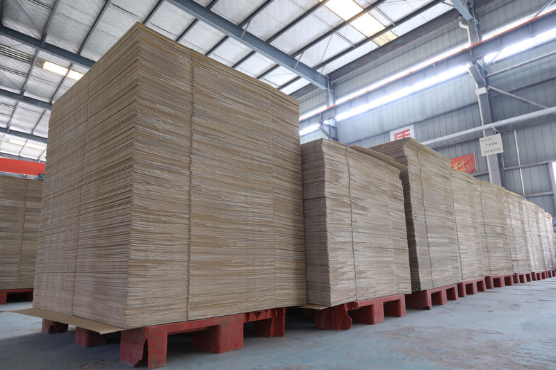 剛生產出來的碳基環保高分子抗菌防水新型包裝材料。