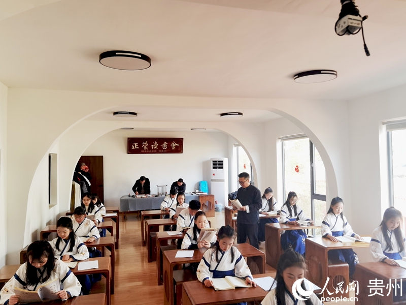2月6日，在言語堂民宿的書院裡，孩子們齊聲誦讀《論語》。人民網記者 王秀芳攝