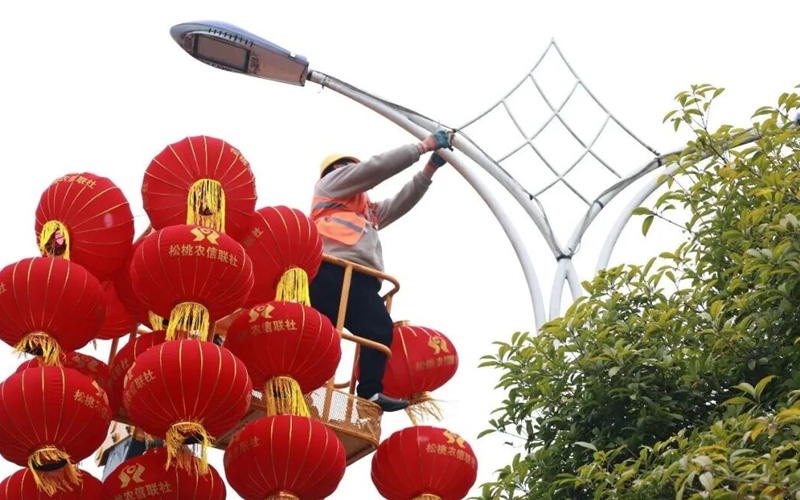 貴州鬆桃：紅滿大街小巷 燈暖馬年新春。