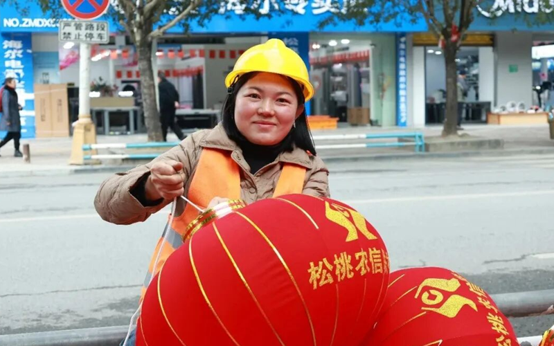 貴州鬆桃：紅滿大街小巷 燈暖馬年新春。