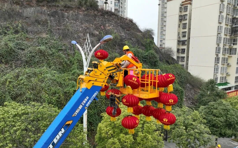 貴州鬆桃：紅滿大街小巷 燈暖馬年新春。