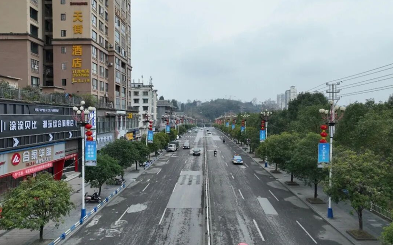 貴州鬆桃：紅滿大街小巷 燈暖馬年新春。