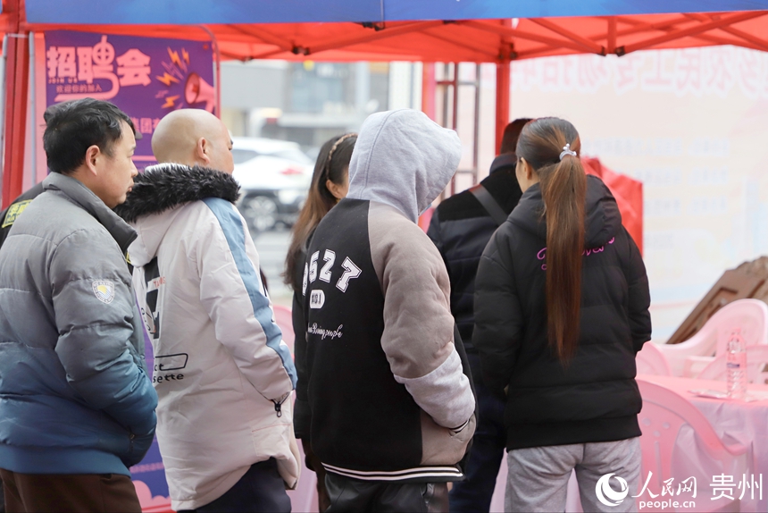 招聘会现场。人民网 龙章榆摄