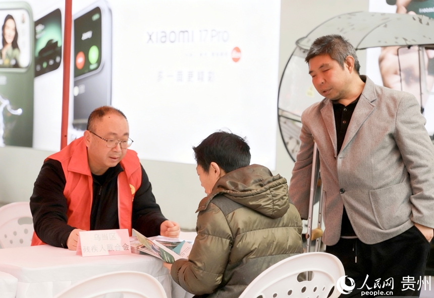 招聘会现场。人民网 龙章榆摄