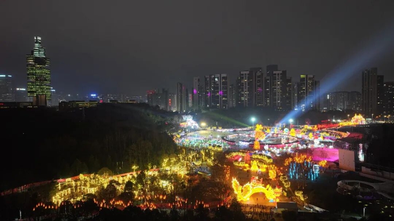 1 观山湖灯会庙市璀璨启幕 廖兴丹 陈杨.jpg