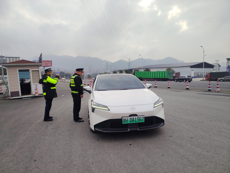 九大隊聯合轄區高速交警在天柱收費站開展運政執法檢查。