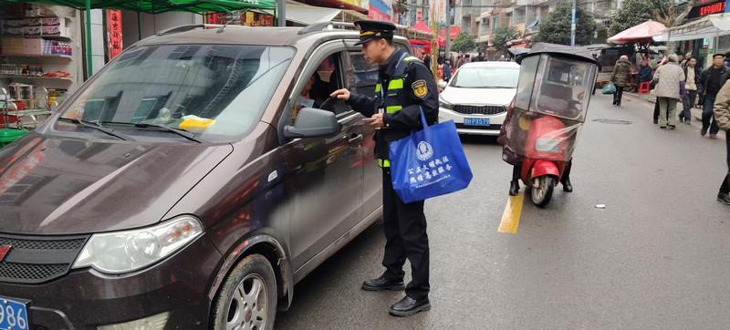 執法人員向小車司機普法宣傳。