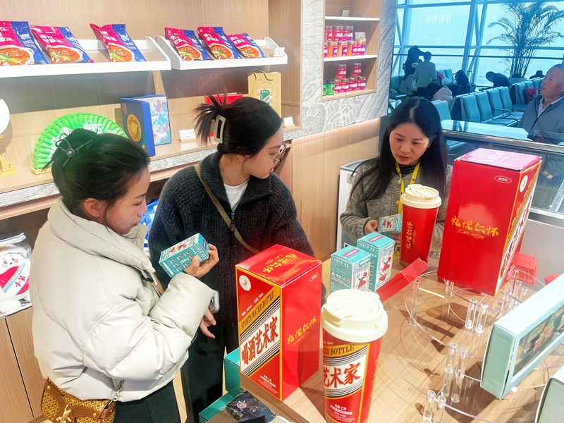 2、游客在禮悅仁懷茅台機場店選購。.jpg