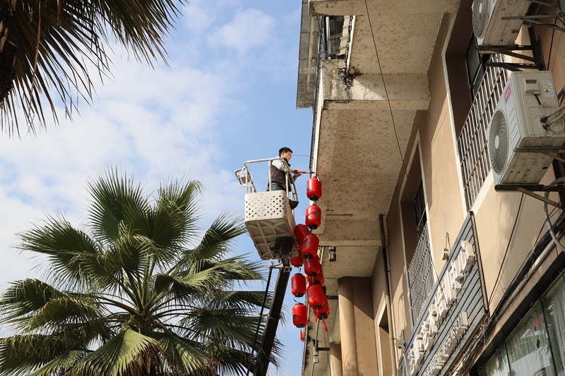 工人挂燈籠 (2).JPG