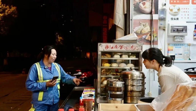 劉平珍在買早餐.jpg