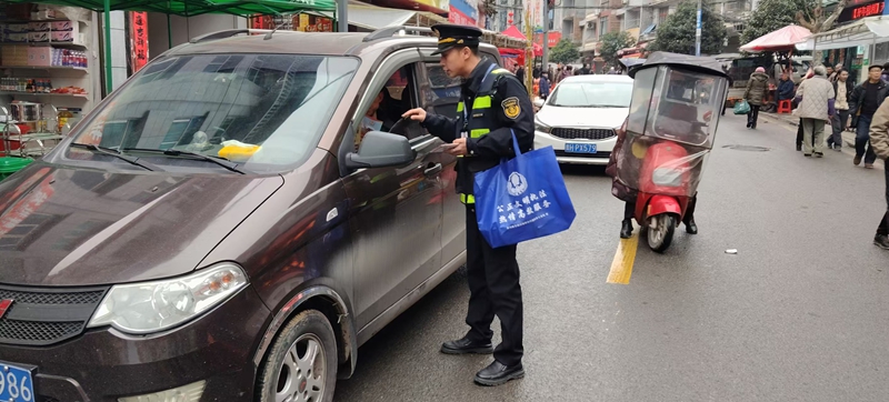4 图为执法人员向小车司机普法宣传。