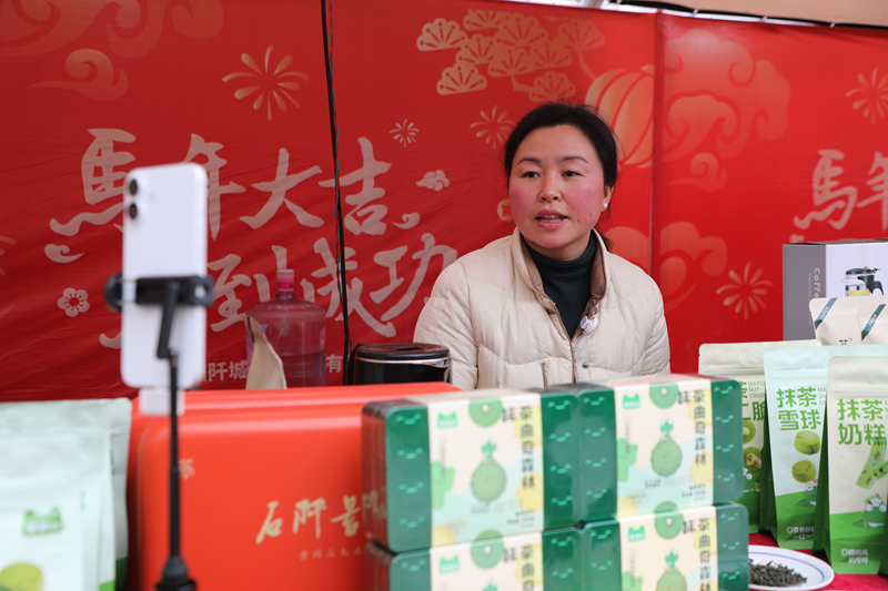參展商正在通過直播方式銷售石阡苔茶產品。