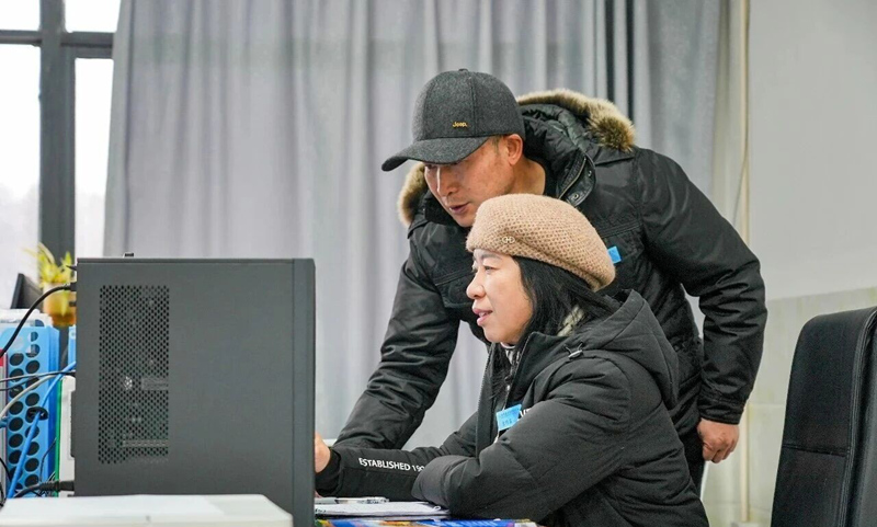 李良正和袁巧容在交流业务。