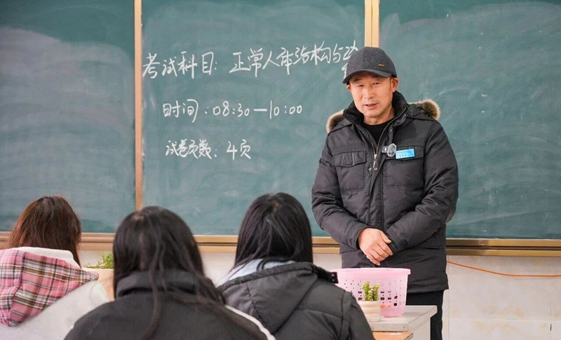 李良正与学生交流。