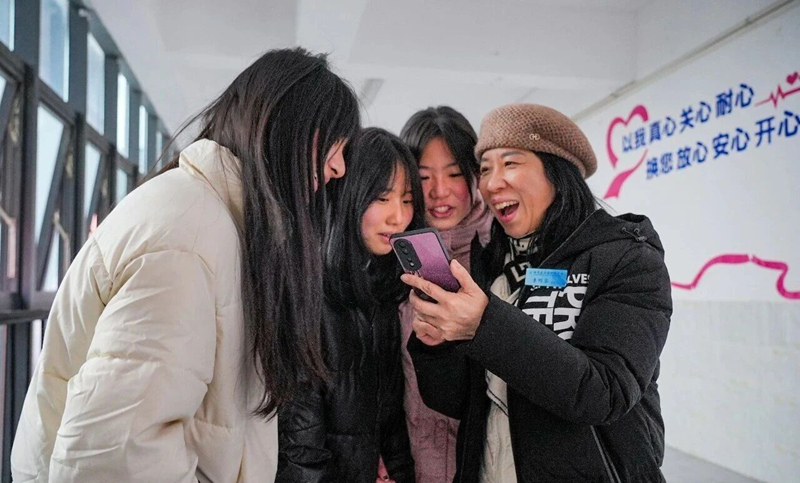 袁巧容和学生交流互动。
